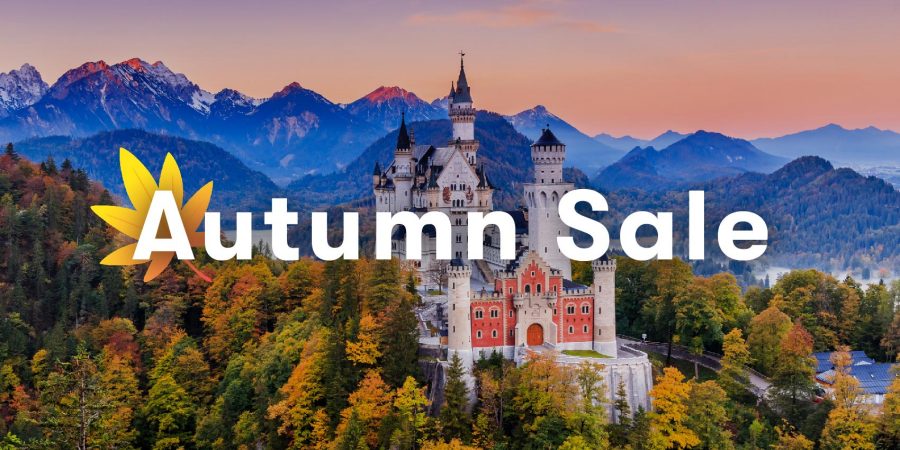 秋の�ヨーロッパのお城と紅葉の風景に「Autumn Sale」の文字が入った画像。キャセイパシフィックの海外航空券セールで、2名以上の予約なら一人当たり最大11,000円割引。